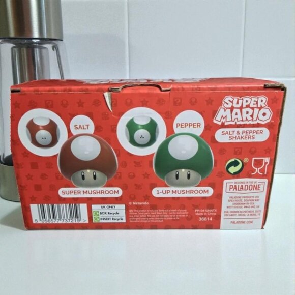 Super Mario Mushroom Salt & Pepper Ceramic Shakers Set Red & Green 1-Up Nintendo - Picture 2 of 3